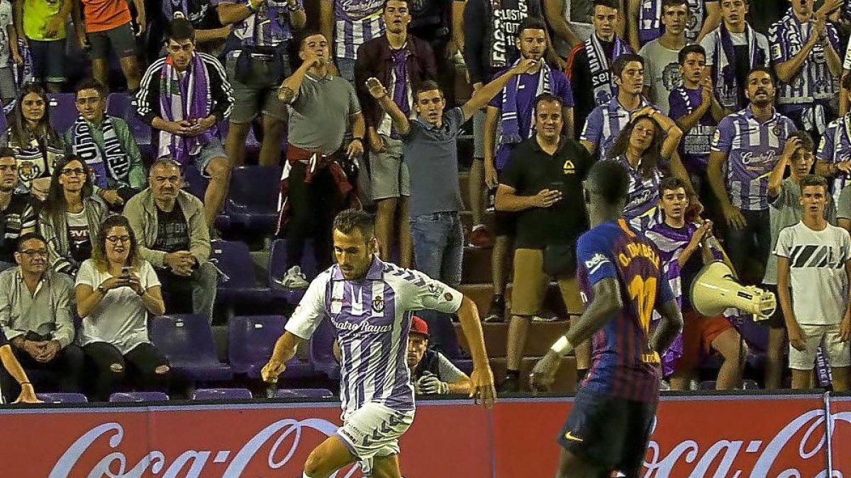 Kiko Olivas saca el balón del área ante la presencia de Dembélé.-MIGUEL ÁNGEL SANTOS