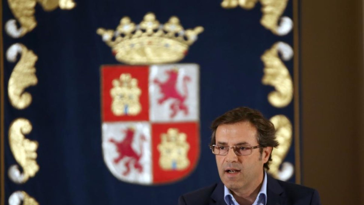 El director general de Turismo, Javier Ramírez, presenta el informe de repercusión económica del sector turístico en Castilla y León.-ICAL