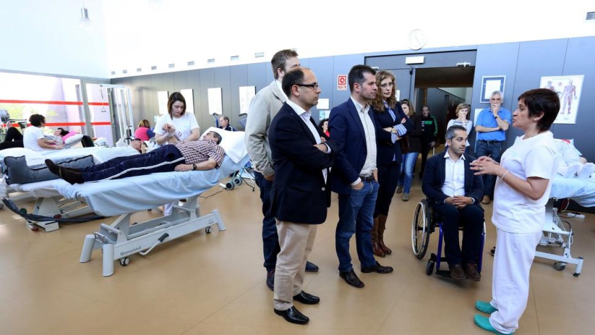 El secretario general del PSOE de Castilla y León, Luis Tudanca, visita las instalaciones de Aspaym junto a su presidente, Ángel de Propios-ICAL