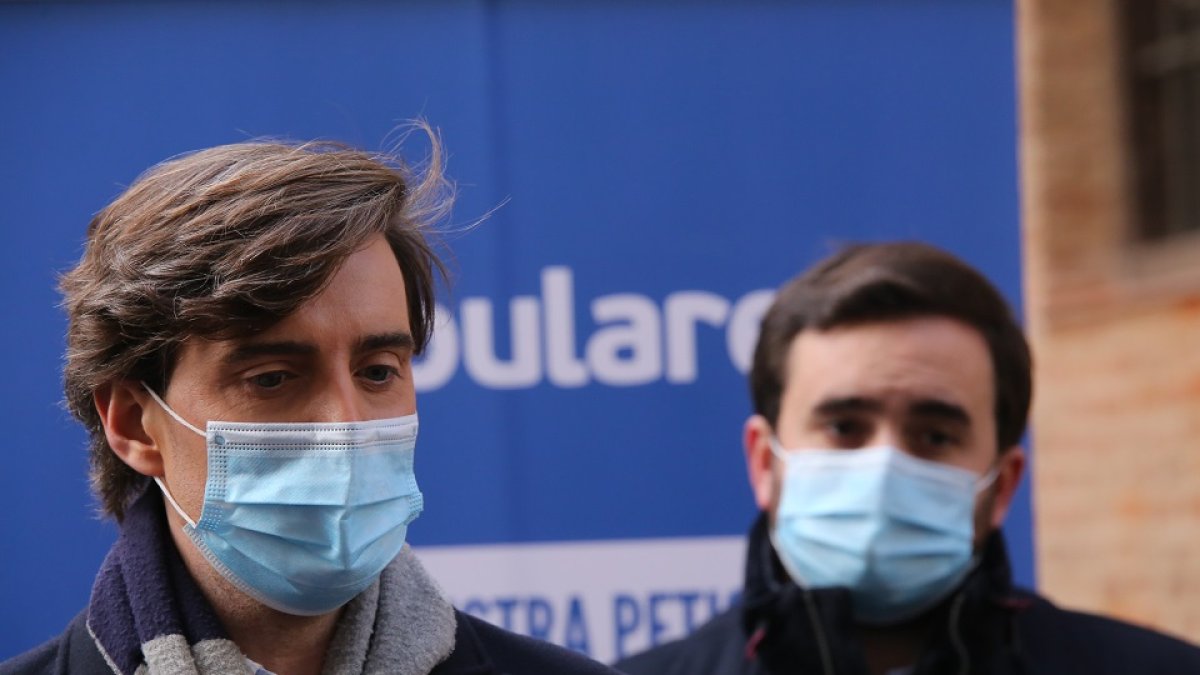 El vicesecretario de Comunicación del PP, Pablo Montesinos, participa junto a parlamentarios nacionales y miembros del PP de Valladolid en la recogida de firmas contra la Ley Celaá. ICAL