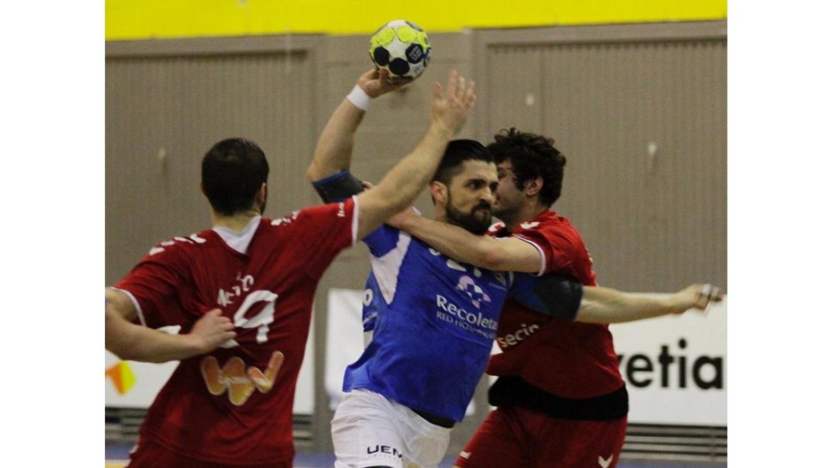 RobertoPérez arrastra a la defensa del Alcobendas para intentar buscar el gol.-PHOTO-DEPORTE