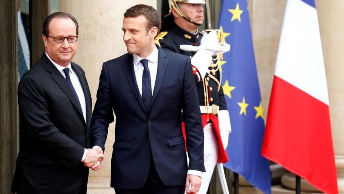 Saludo entre François Hollande y Emmanuel Macron.-REUTERS / GONZALO FUENTES