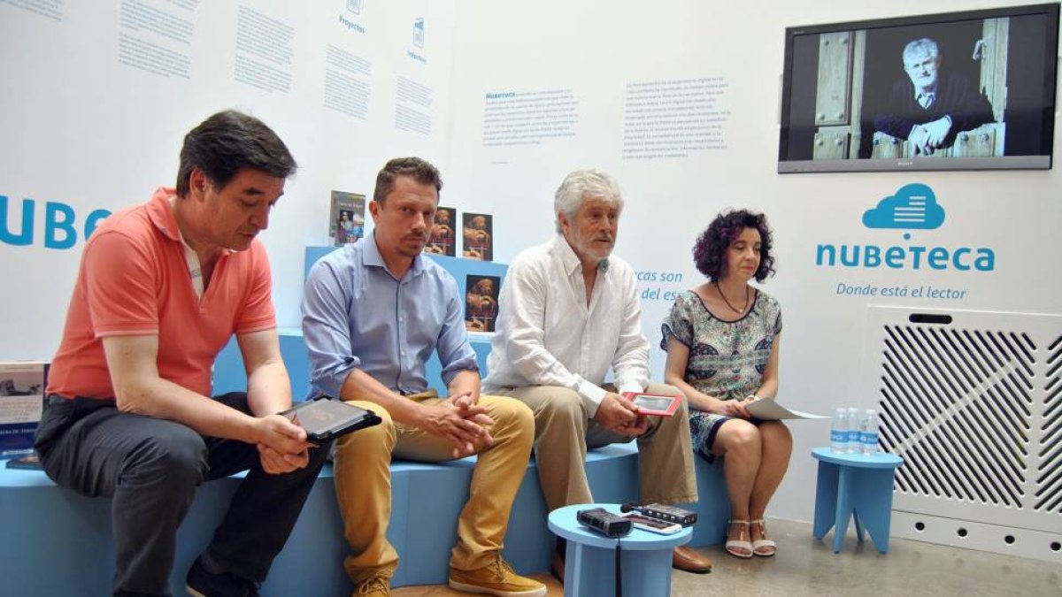 El autor de 'Conversaciones íntimas con Teresa de Jesús', Quintín García, junto a Javier Valbuena de la Fundación Germán Sánchez Ruipérez, Sergio Mejías, director de Bubok, Quintín García, y Florencia Corrionero, de la Fundación en la presentación de este-ICAL