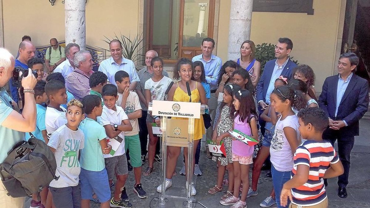 Wanaha se dirige al público en representación de los niños saharauis en la sede de la Diputación de Valladolid, ayer, junto a los menores acogidos este verano.-S. G. C.