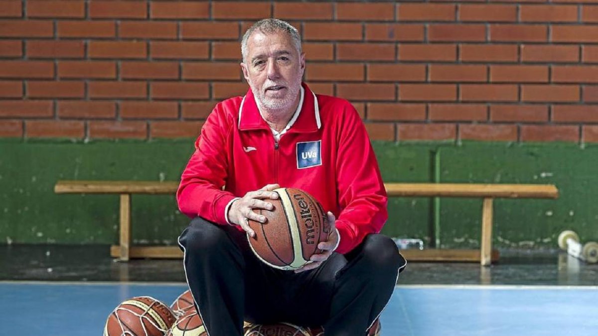 José Carlos Rojo, entrenador del CD Universitario desde la campaña 84-85- a la 2014-2015--Pablo Requejo