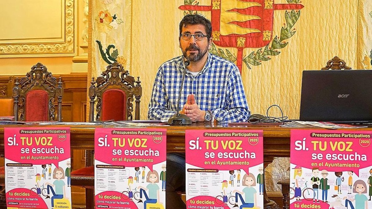 El concejal Alberto Bustos durante la presentación de los presupuestos participativos. | E. M.