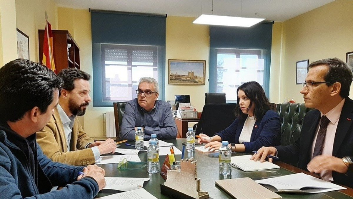 El delegado territorial de la Junta en Valladolid, Augusto Cobos, (derecha) en su reunión en el Ayuntamiento de Fuensaldaña. - JCYL