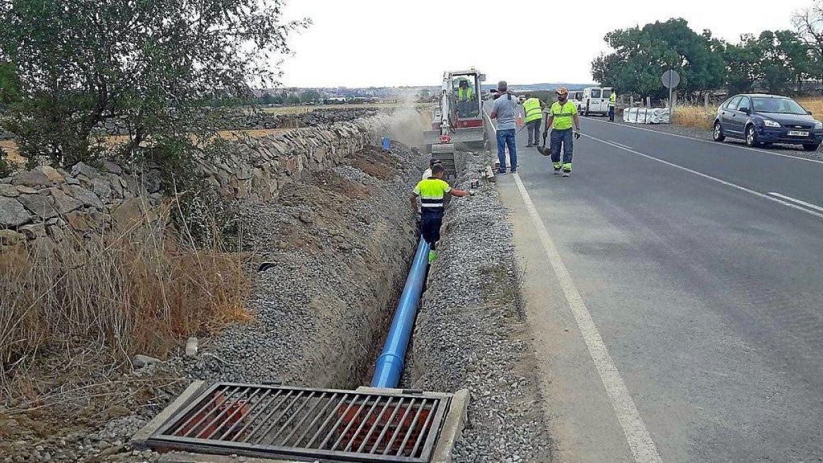 Los operarios trabajan en las labores de conexión de un sondeo a la red de agua.-ANTONIO GARCÍA