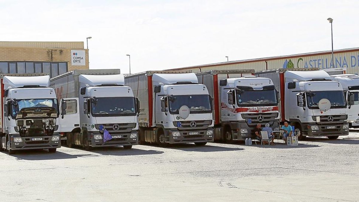 Varios camiones estacionados en el polígono El Brezo con parabólicas en las cabinas.-J. M. LOSTAU