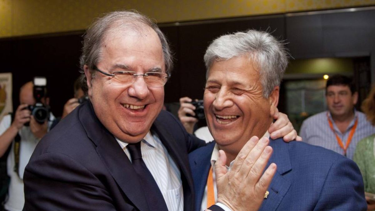 El presidente de la Junta, Juan Vicente Herrera, saluda al actual secretario general, Julio López, que no vuelve a presentarse a la reelección, en el VI Congreso Regional de UPA Castilla y León-Ical