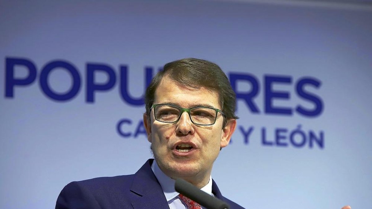 El líder del PP de Castilla y León, Alfonso Fernández Mañueco, durante su intervención.-ICAL