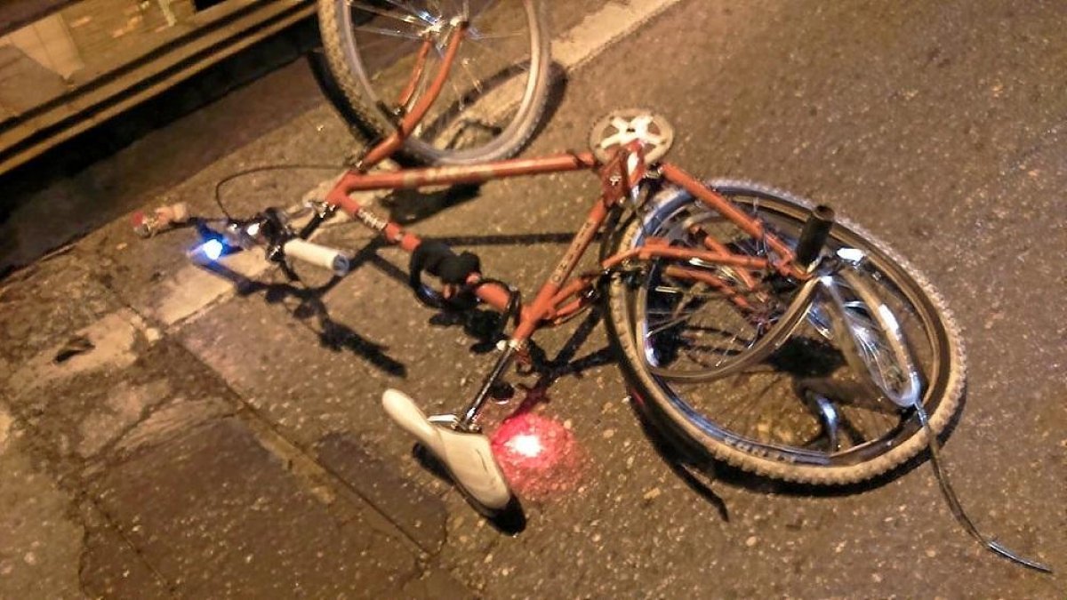 Estado en el que quedó la bicicleta tras el accidente.-POLICÍA VALLADOLID