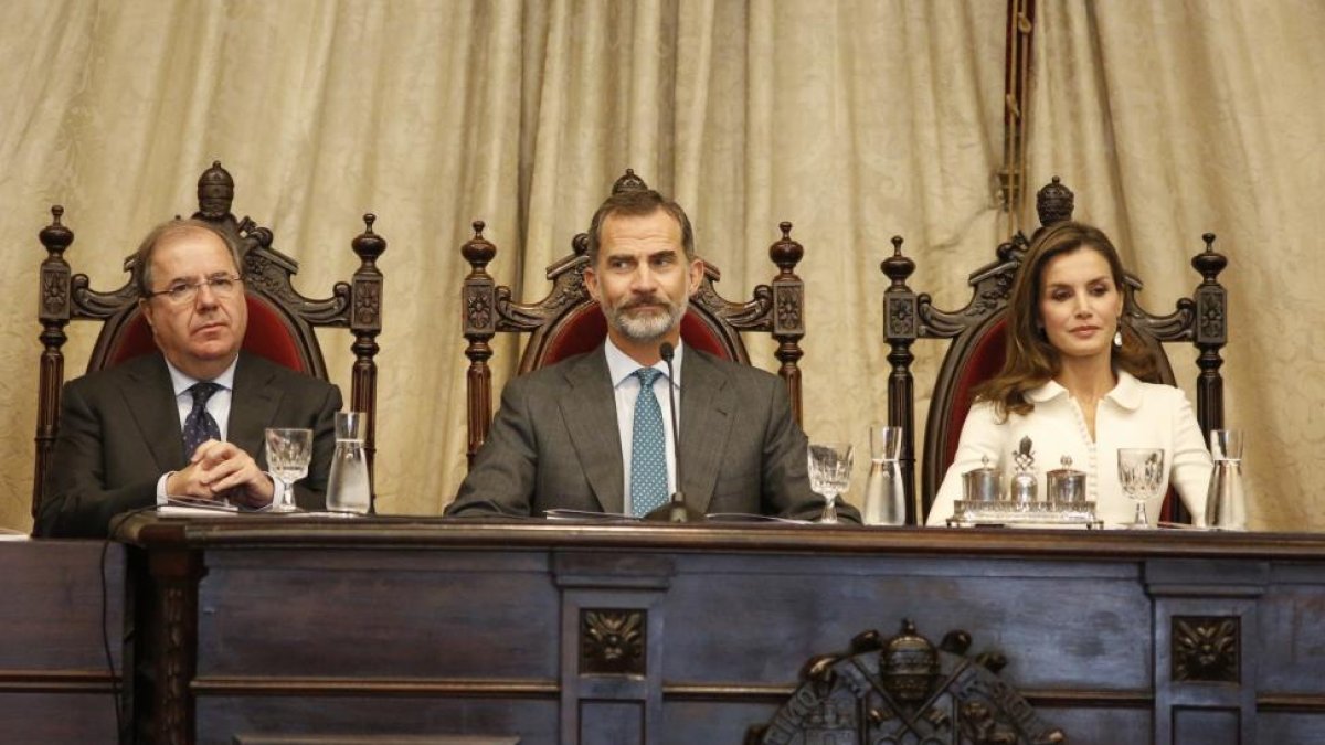 Los reyes de España presiden el acto de apertura del curso 2017-2018 de las universidades españolas en la Universidad de Salamanca.-ICAL