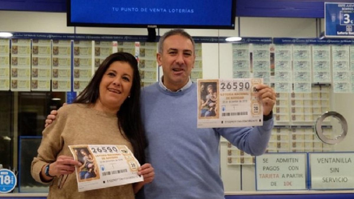 La administración de lotería n19 en Salamanca, agraciada con el premio gordo. En la imagen, los loteros Mercedes Micó y Fernando Petisco.-ICAL