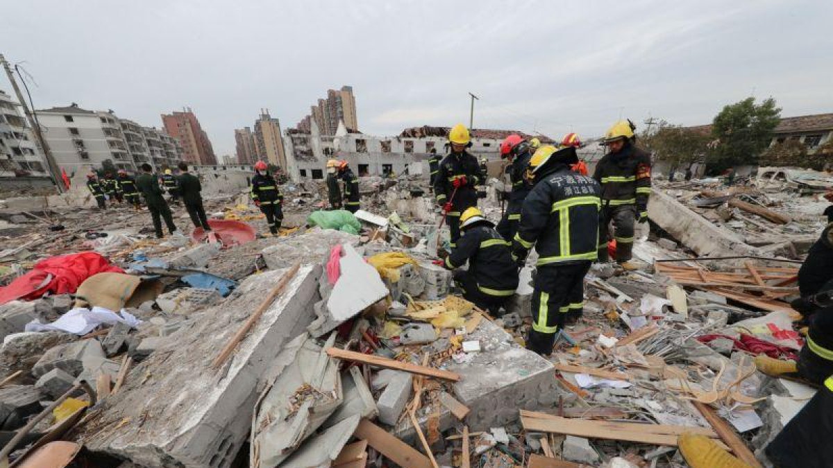 Equipos de rescate inspeccionan los escombros tras la explosión de una fábrica en China.-CHINA STRINGER NETWORK / REUTERS (REUTERS)