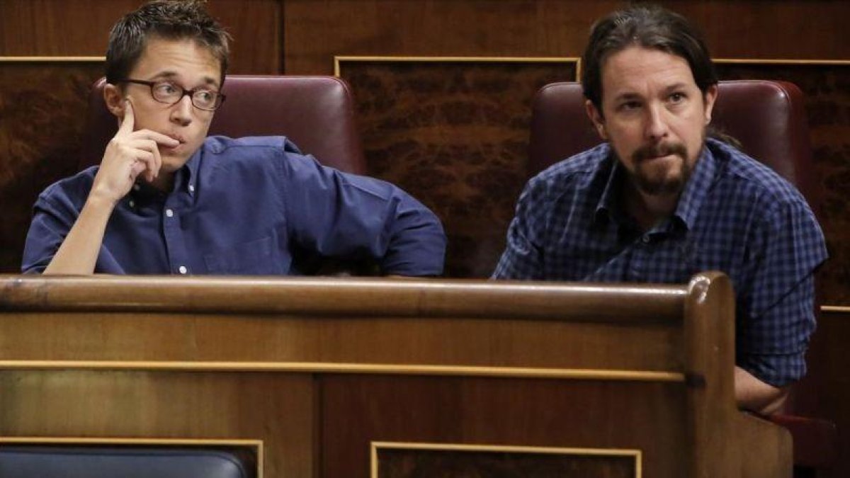 Pablo Iglesias e Íñigo Errejón, en el pleno del Congreso del 27 de septiembre.-JOSE LUIS ROCA