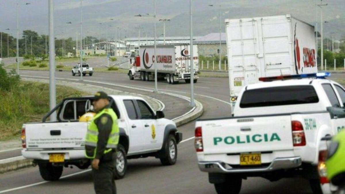 Camiones con ayuda humanitaria para Venezuela llegan a la frontera con Colombia.-AP