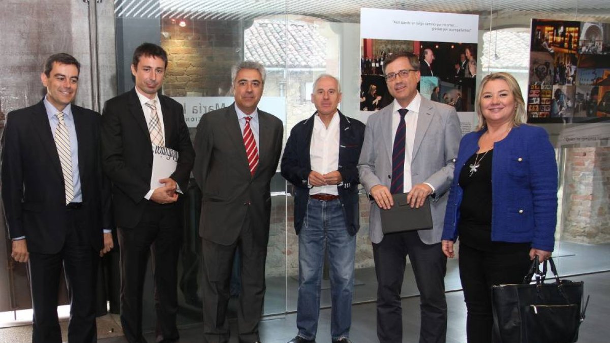 De I a D; el gerente del Área M2M de Telefónica, Alberto Araque; el director de Nuevos Negocios Digitales de Telefónica España, Francisco Salcedo Montejo; el director de la Fundación Santa María la Real, Juan Carlos Prieto; el delegado de la Junta, Luis D-Ical