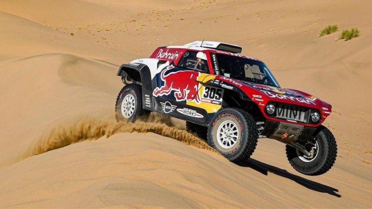 Carlos Sainz y su Mini ’buggy’ brillaron a lo grande hoy en el Dakar.-DPPI 7 ERIC VARGIOLU