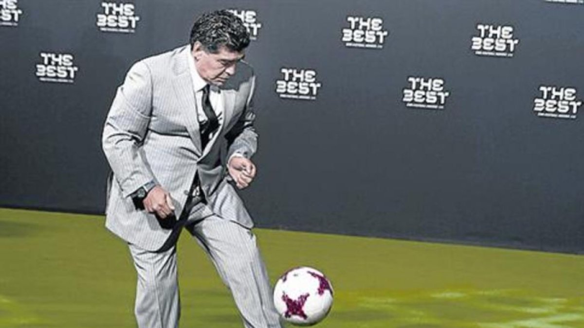 Maradona juega con un balón.-AFP