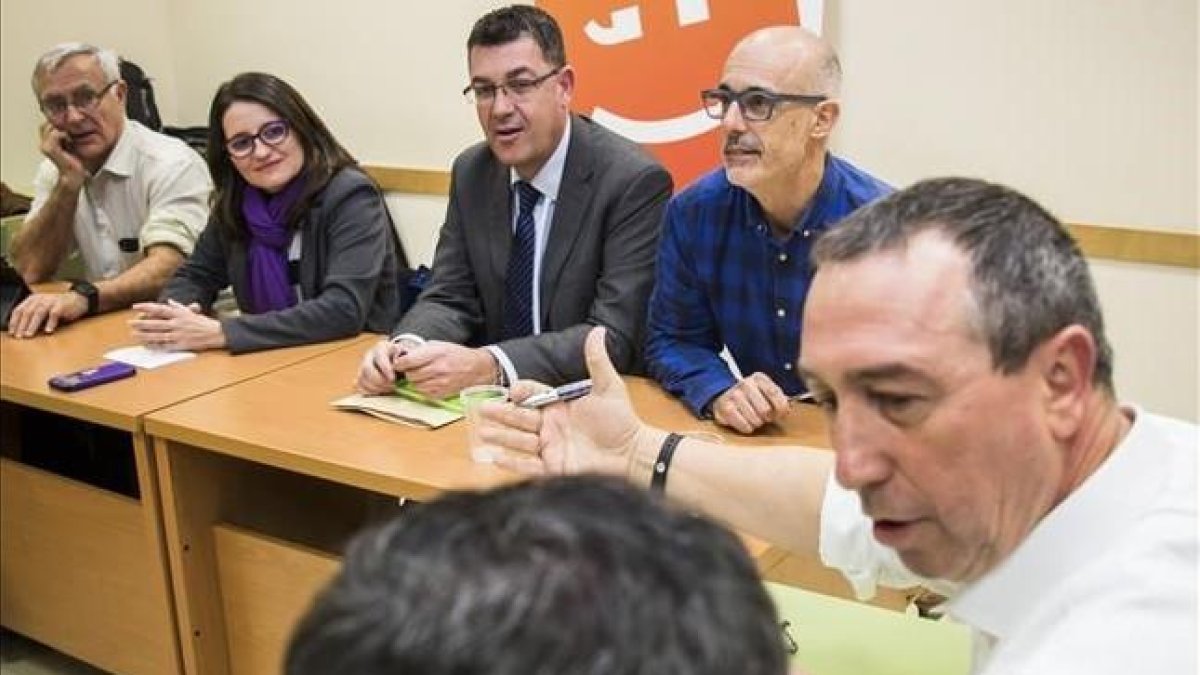 Reunión de Compromís con sus diputados y senadores electos, la noche de este jueves en Valencia.-MIGUEL LORENZO