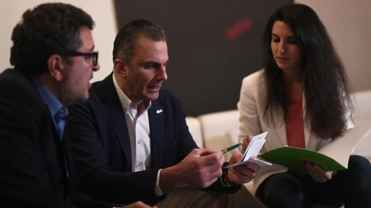 Rocío Monasterio, junto al secretario general de Vox, Javier Ortega, y el líder del partido en Andalucía, Francisco Serrano, el pasado 2 de diciembre, en Sevilla.-EFE / RAFA ALCAIDE