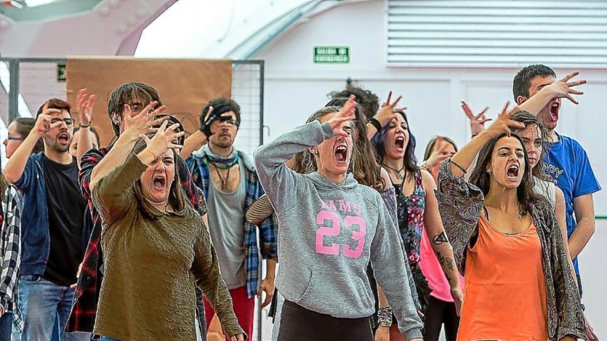 Jóvenes participnates en ‘Fuegos’ durante uno de los ensayos-Gerardo Sanz