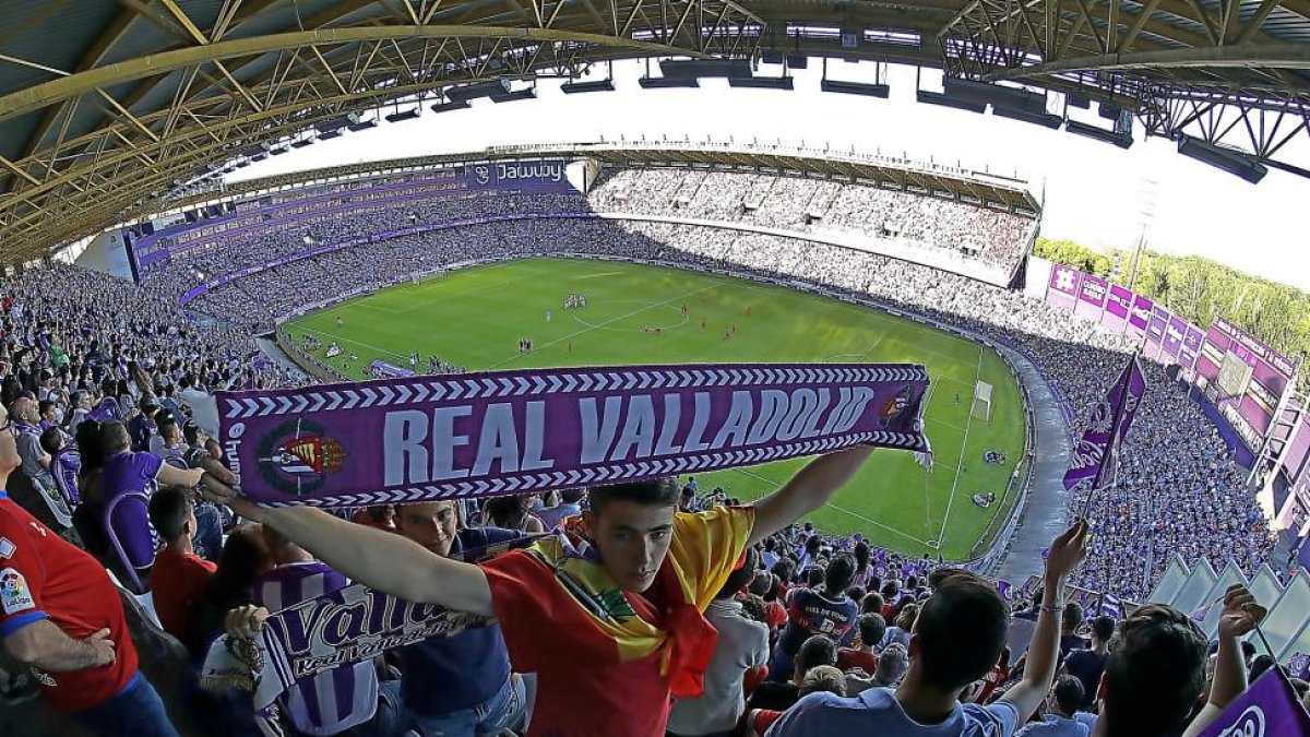 Panorámica del estadio José Zorrilla, que registró ayer en el partido frente al Numancia el tercer lleno consecutivo de su historia.-J.M. LOSTAU
