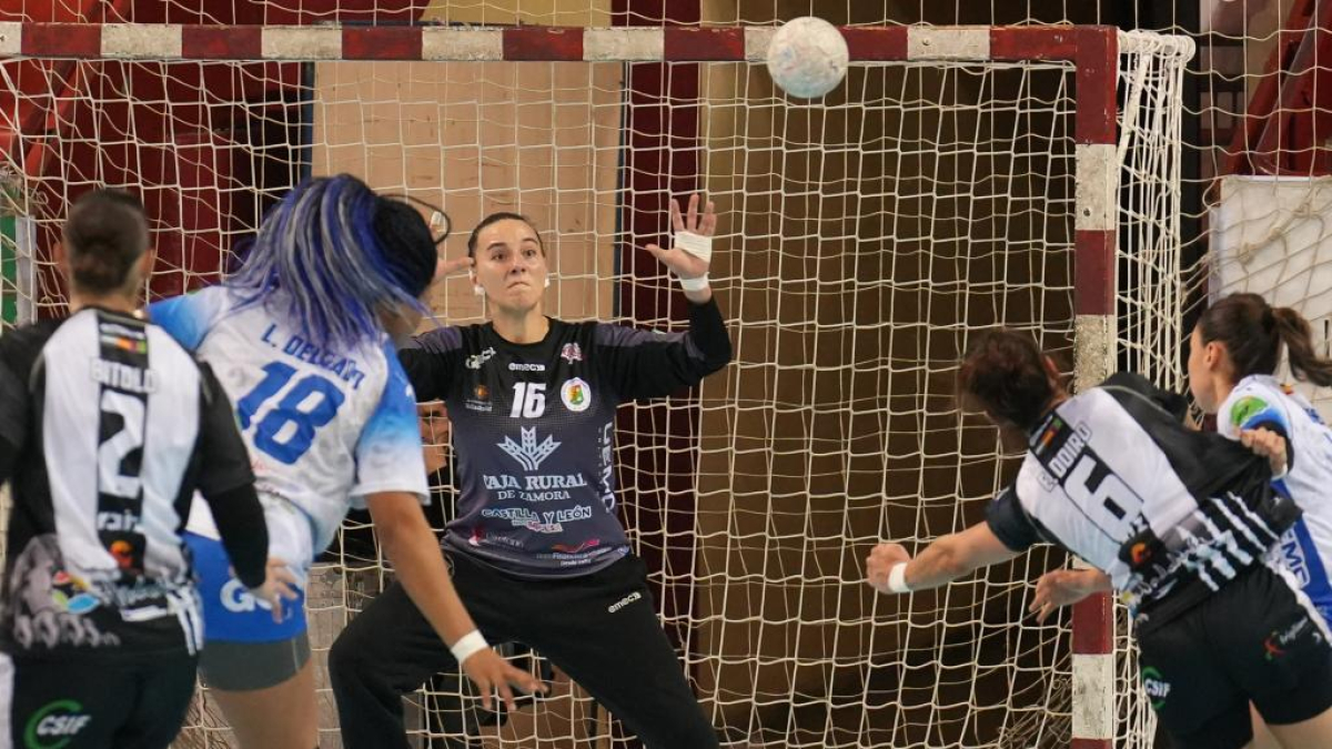 Alicia Robles contribuyó en el triunfo con 13 paradas. / J. M. LOSTAU
