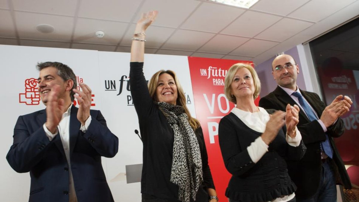 La exministra de Asuntos Exteriores Trinidad Jiménez, participa en un acto electoral en Soria junto a (de I a D) Javier Antón, candidato socialista al Congreso;Rosa Irigoyen, candidata al Senado y Jesús Manuel Alonso, candidato al Senado.-Ical