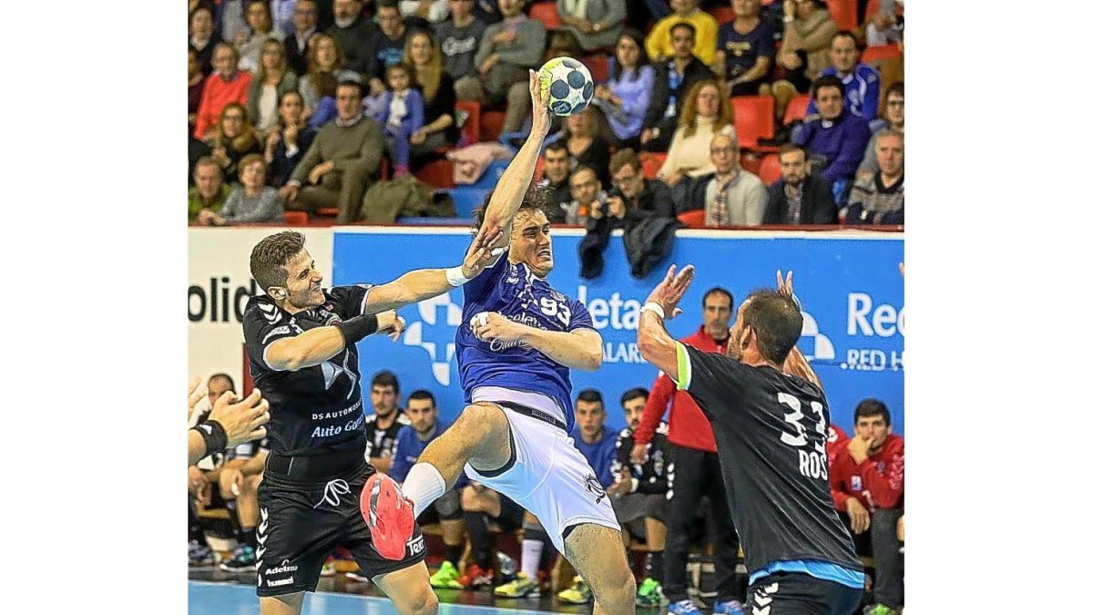 El resumen de siete exclusiones del Sinfín en el último duelo jugado en Valladolid el pasado día 26 indica la dureza de los cántabros. El Recoletas tuvo que sufrir y encomendarse a su portero Javi Díaz para cantar victoria (27-25).-PABLO REQUEJO (PHOTOGENIC)
