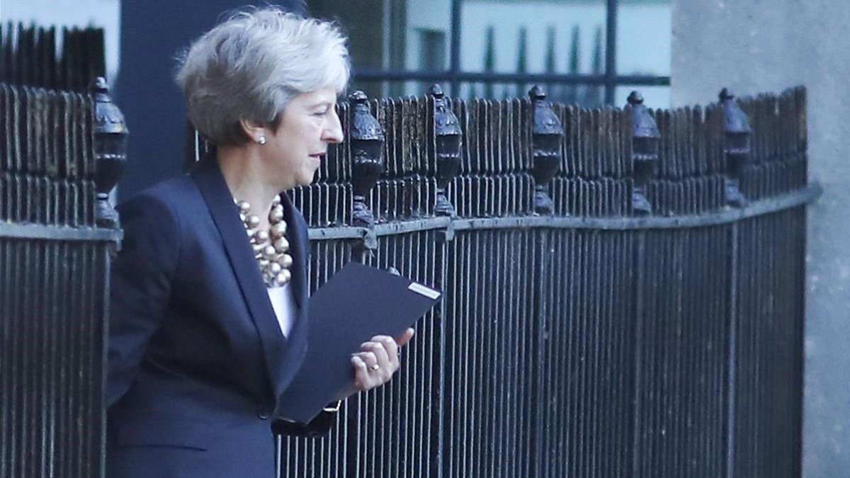 Theresa May sale de su residencia oficial de Downing Street, en Londres.-AFP