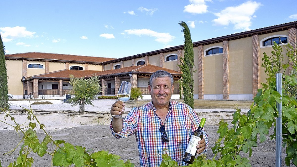 Alfonso García sujeta uno de sus Chapiretes frente a su bodega en Alcazarén. - E.M.