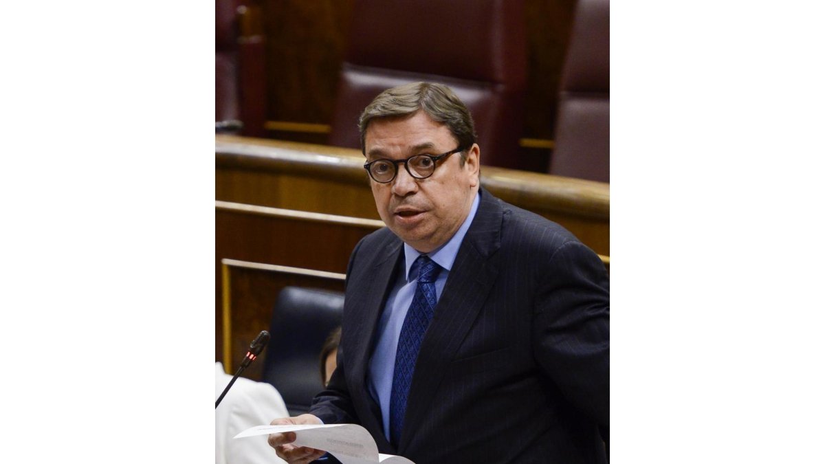 El ministro de Agricultura, Pesca y Alimentación, Luis Planas, en una Sesión de Control en el Congreso de los Diputados.-Bernardo Díaz