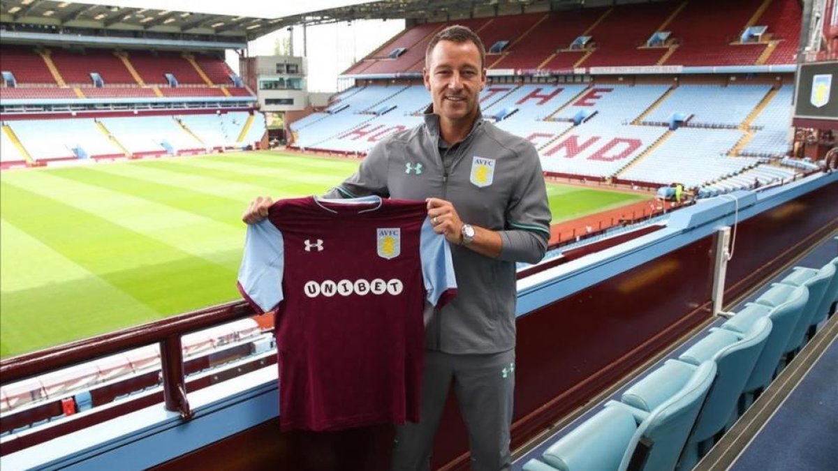 Terry posa con su nueva camiseta en el Villa Park-BARRINGTON COOMBS