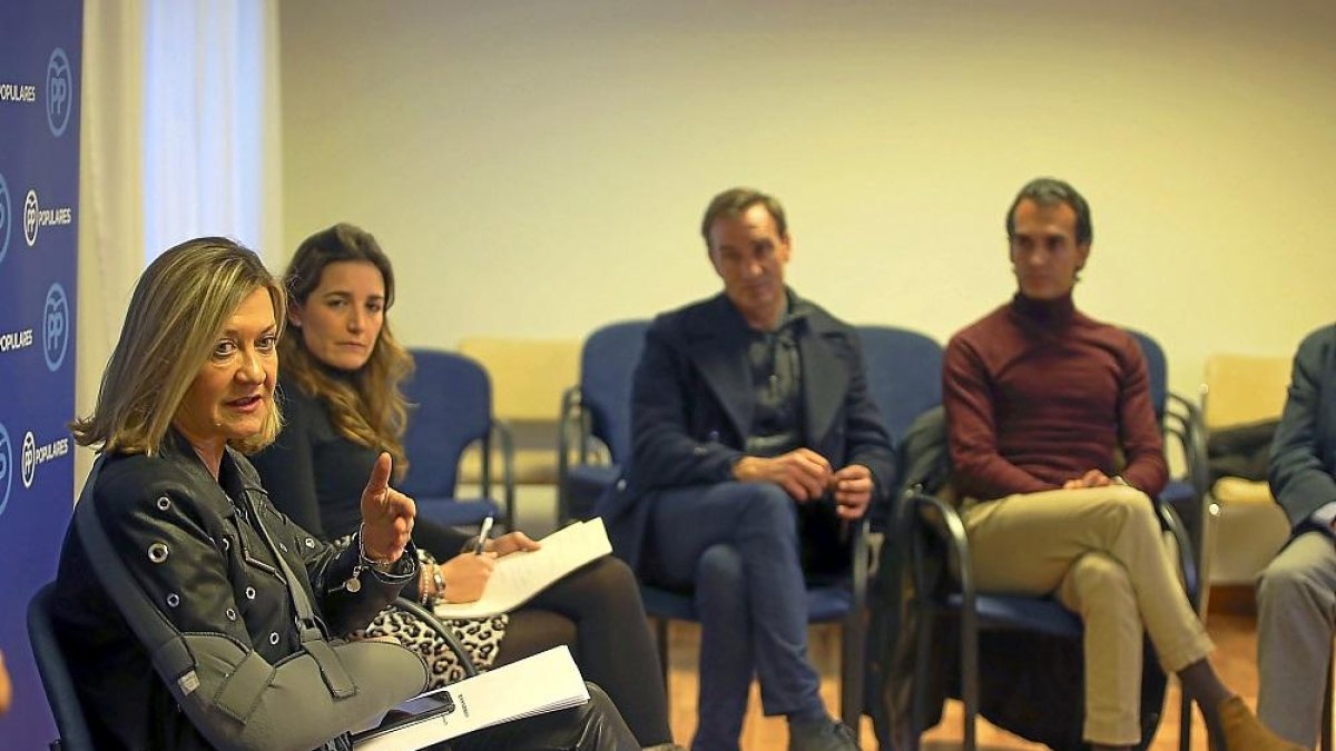 La candidata del PP a la Alcaldía de Valladolid, Pilar del Olmo, se reúne con representantes del sector taurino.-ICAL