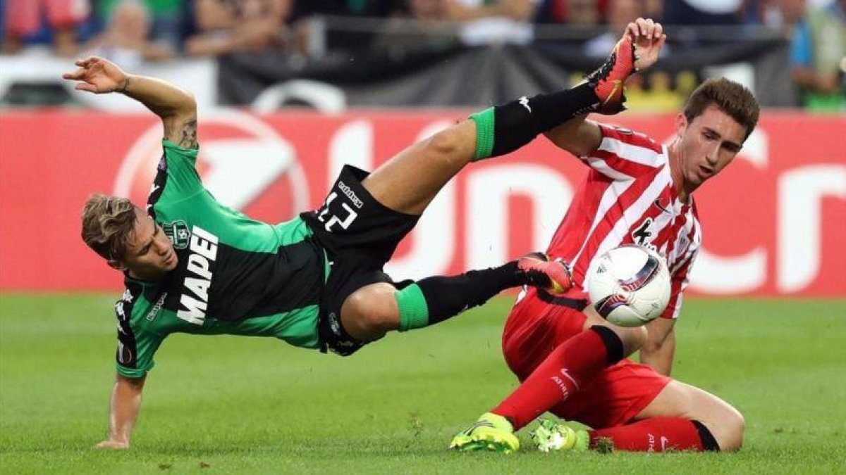 Ricci y Laporte pugnan por un balón.-AP / ELISABETTA BARACCHI