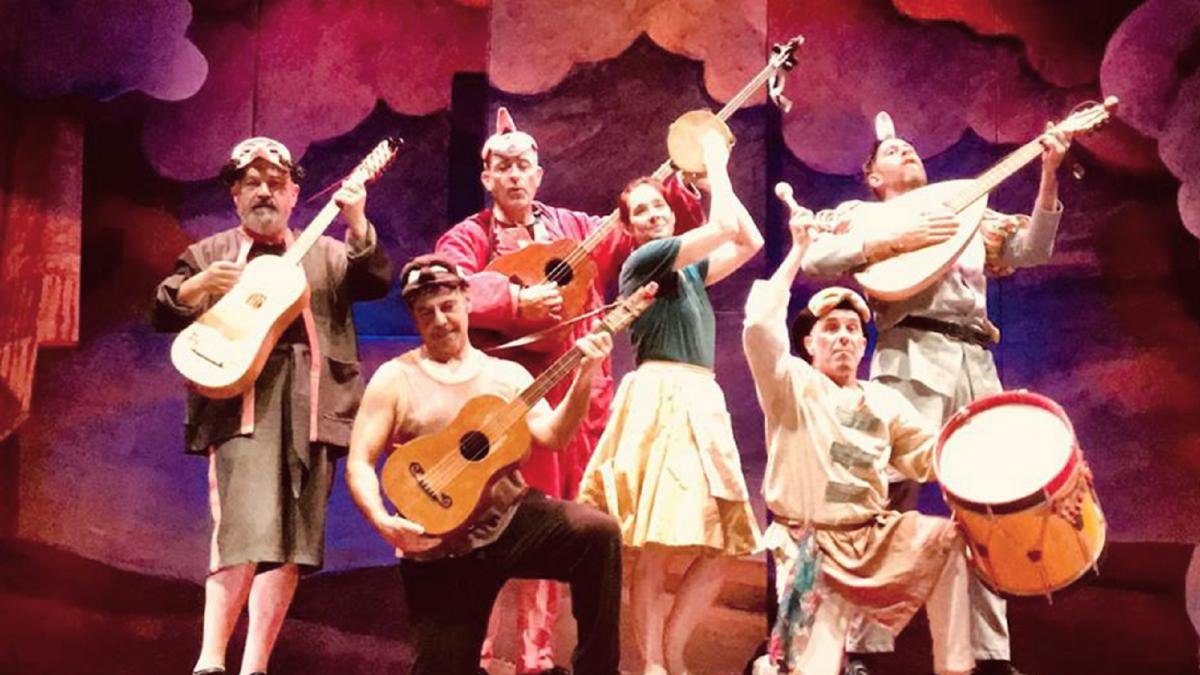 Los actores de Contraproducións en ‘Commedia’.-E.M.