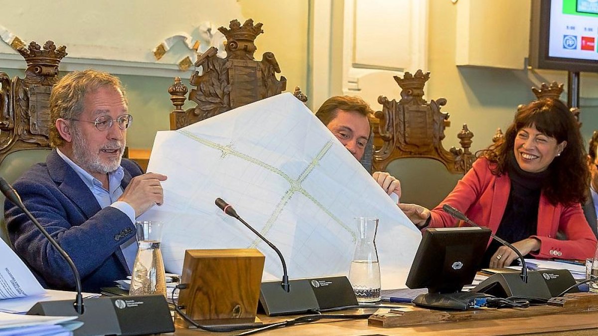 Saravia extiende un mapa de Argales con el que tapa a Puente ante al sonrisa de Ana Redondo.-PABLO REQUEJO/ PHOTOGENIC