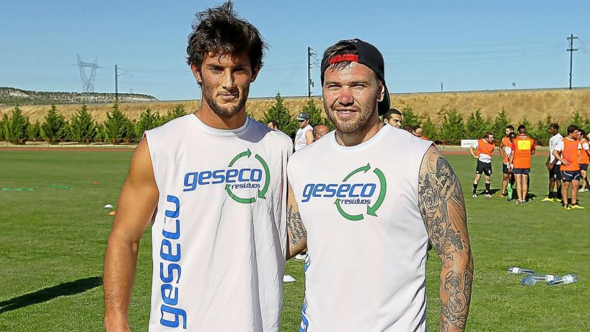 Penberthy, a la derecha, junto a Mata en el primer entrenamiento.-J. M. LOSTAU