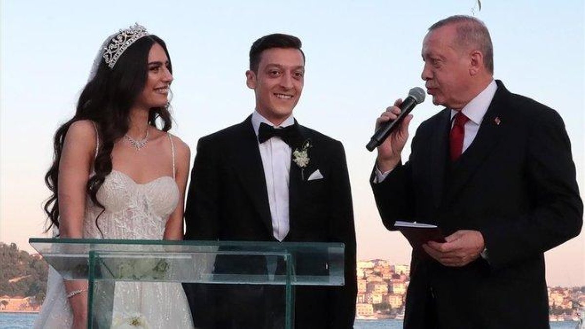 El presidente turco Erdogan dirige unas palabras al futbolista Mesut Özil y a la modelo Amine Gülse durante la ceremonia de su boda / EF-EFE