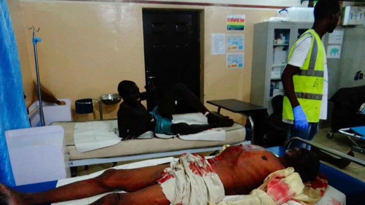 Una víctima de un ataque suicida yace en una cama de hospital esperando a ser atendida, en Maiduguri (nordeste de Nigeria), el 15 de agosto-AFP