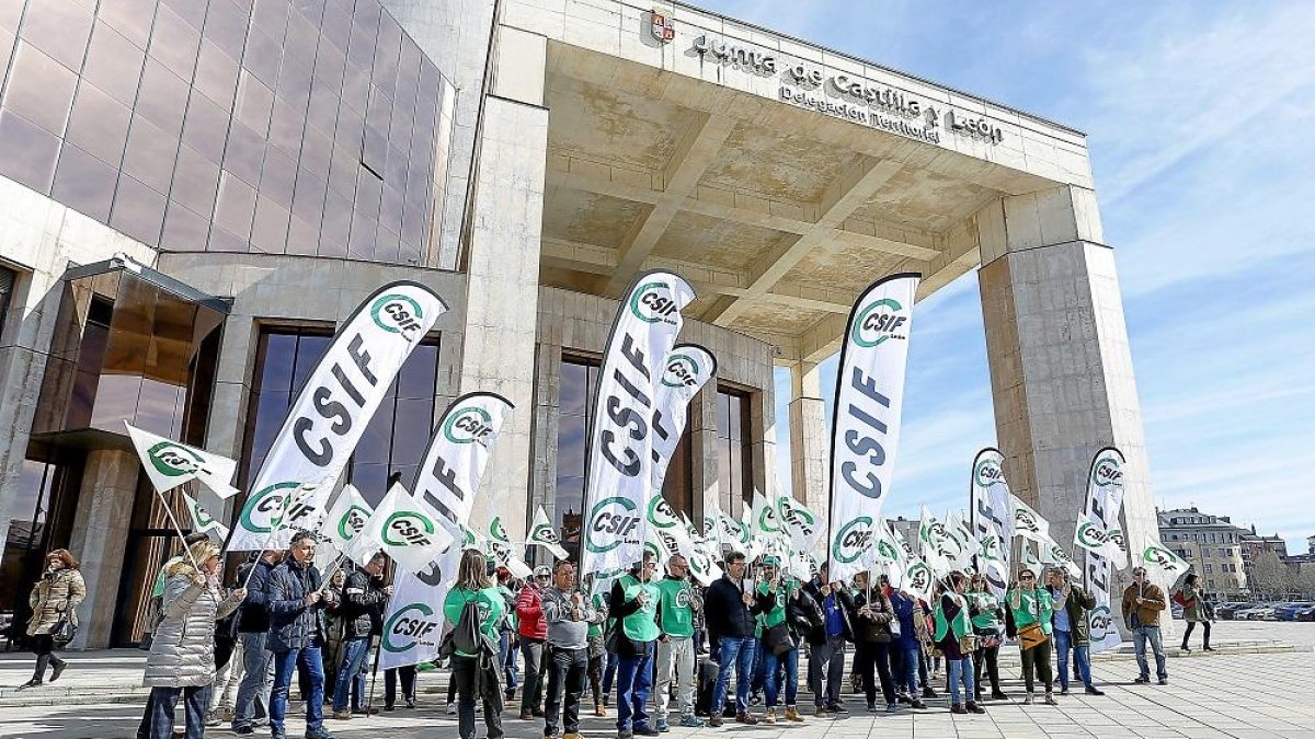 Imagen de archivo de la concentración frente a la delegación territorial de la Junta organizada por CSIF León para exigir la jornada laboral de 35 horas para los trabajadores públicos-E.M