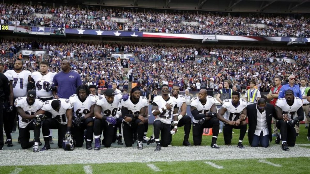 Los jugadores de los Baltimore Ravens, arrodillados antes de un partido contra los Jacksonville Jaguars.-AP / MATT DUNHAM