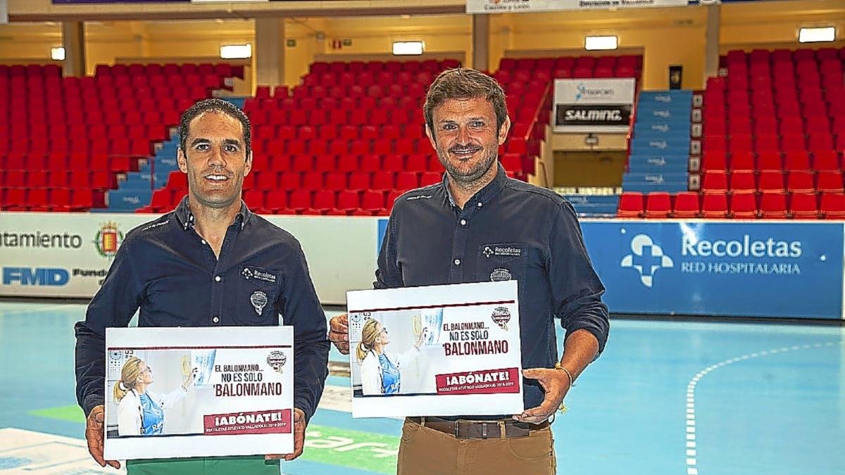 Mario Arranz y Enrique López posan con los carteles de la campaña de abonados.-EL MUNDO