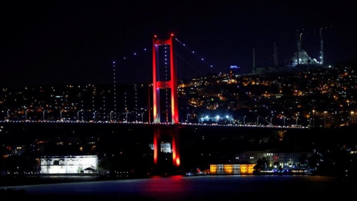 El puente del Bósforo, que conecta la parta europea de la ciudad con la asiática, en Estambul, fotografiado este 15 de julio.-REUTERS