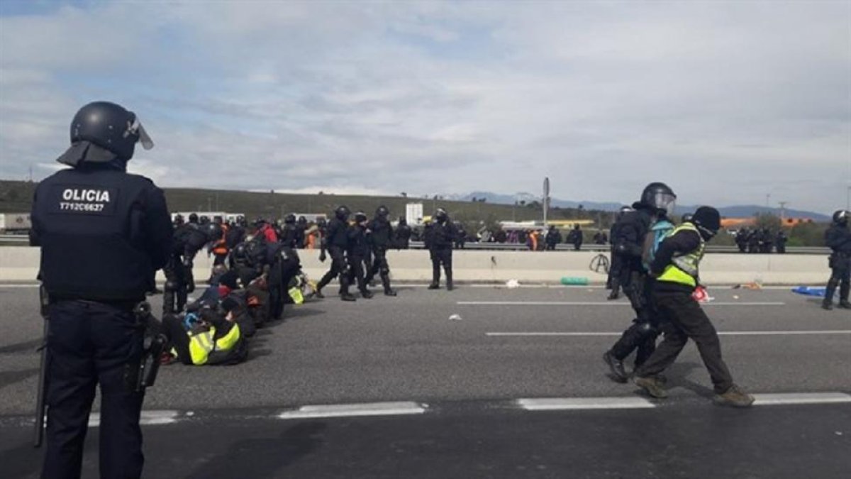 Los Mossos desalojan a los manifestantes.-EUROPA PRESS