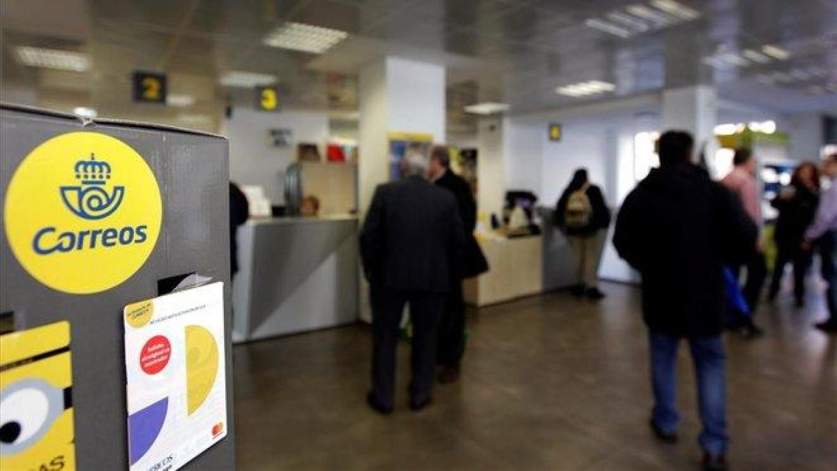 Una oficina de Correos de Madrid, este viernes.-EFE / CARLOS PÉREZ