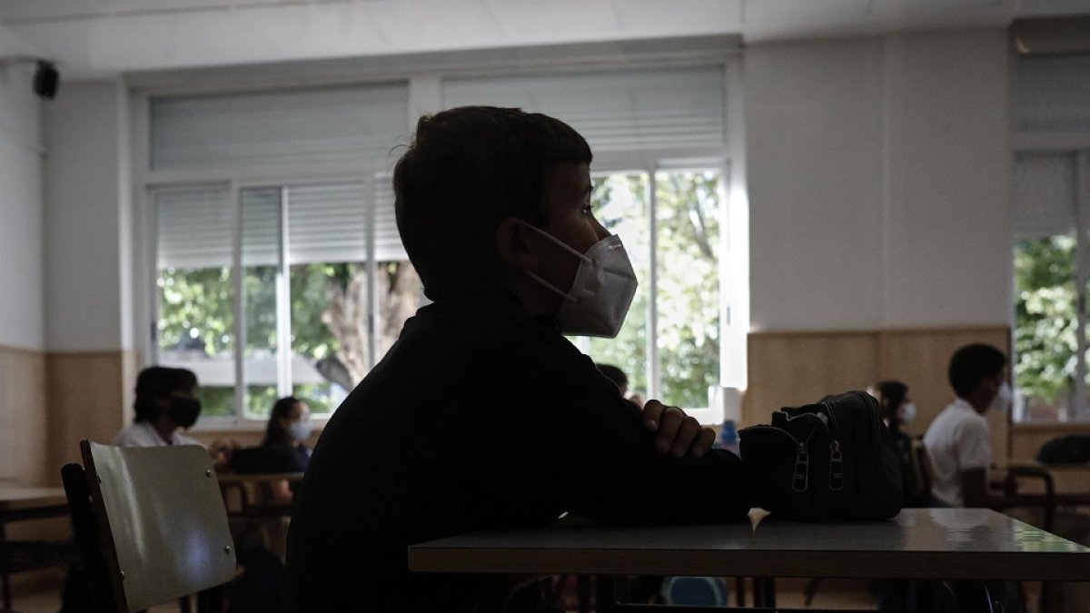 Un niño con mascarilla en el colegio. - Imagen de archivo. - EP