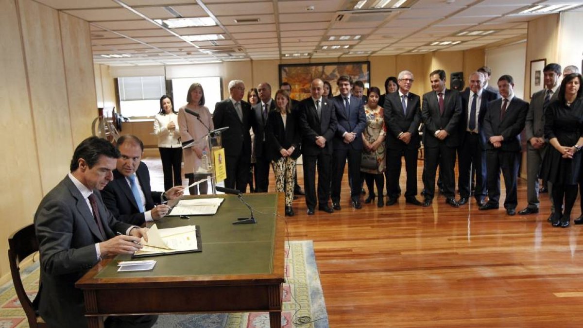 El ministro de Industria, Energía y Turismo, José Manuel Soria, durante la firma de un convenio entre Paradores y Ciudades Patrimonio de la Humanidad para el fomento de turismo cultural-Ical
